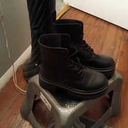 Size 6 Women's Boot