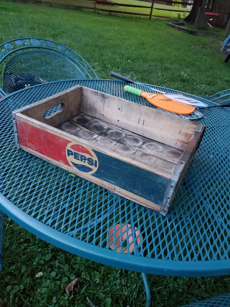 Vintage Pepsi 24 bottle Crate, with Classic Advertisement