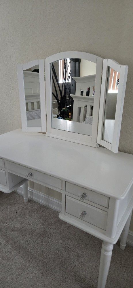 Vanity Make Up Table