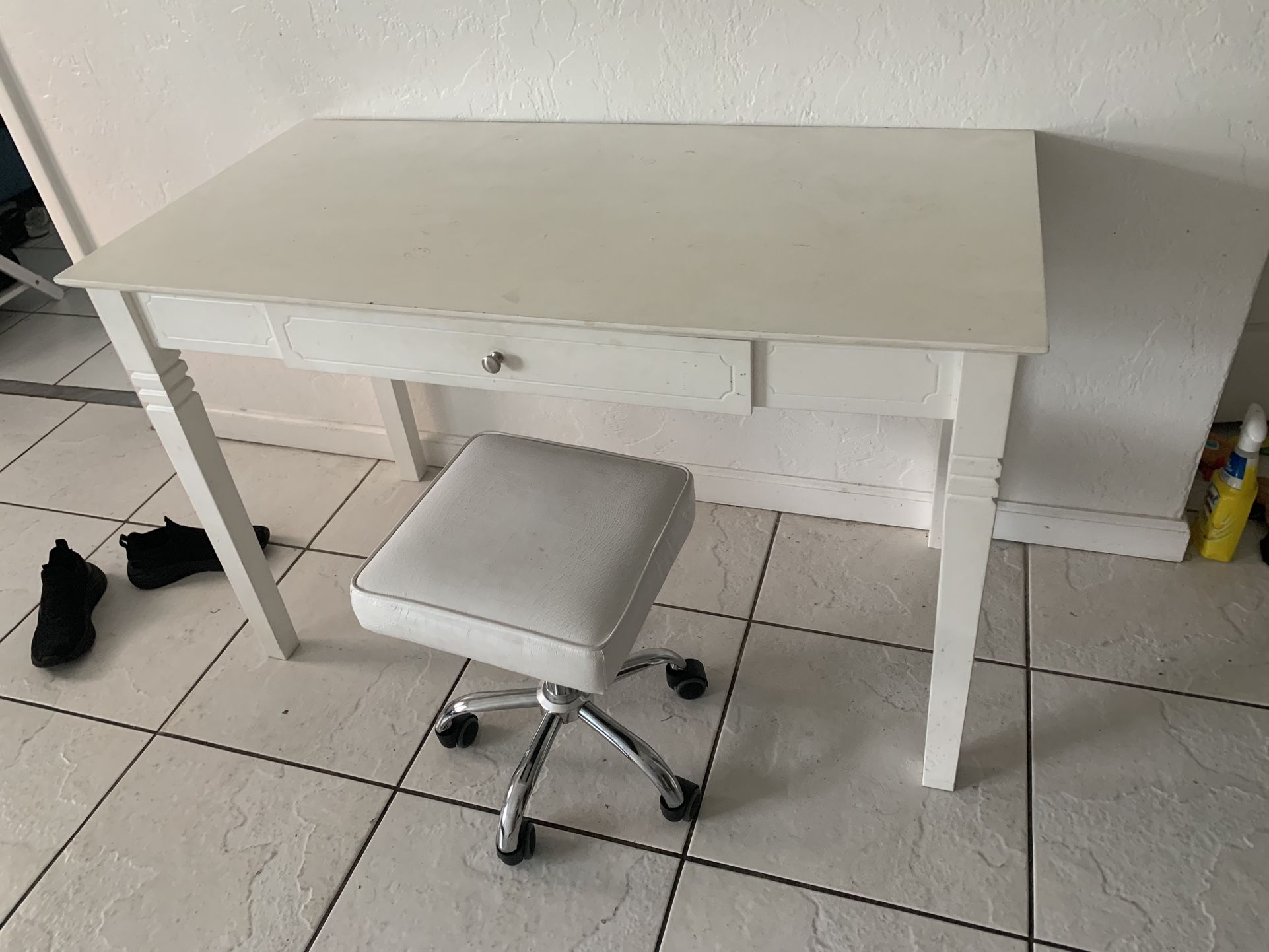 White Desk With White Chair 