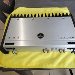 UN AMPLIFIER JL AUDIO 