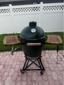 Large Green Egg w/ Stand