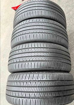 235 55 20 Goodyear tires Con 80% de Vida Las 4