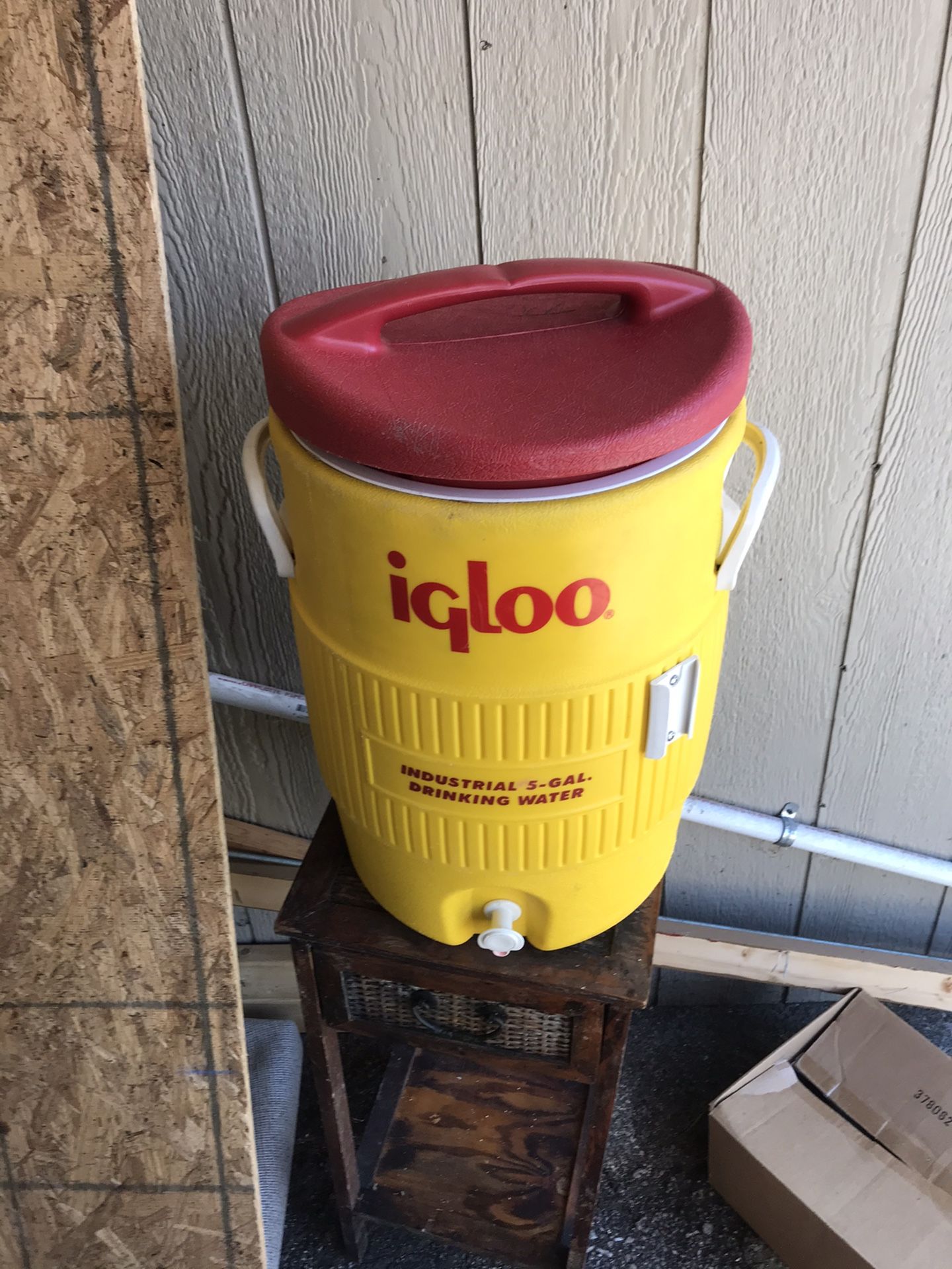 Igloo water 💦 tank /Igloo 5-gal water cooler