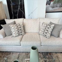 Selling this comfy, stylish couch I bought in April 2025— only letting it go because I found one that fits my space better. 