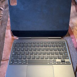 Magic Keyboard for iPad Pro 11 Inch M4 or M5