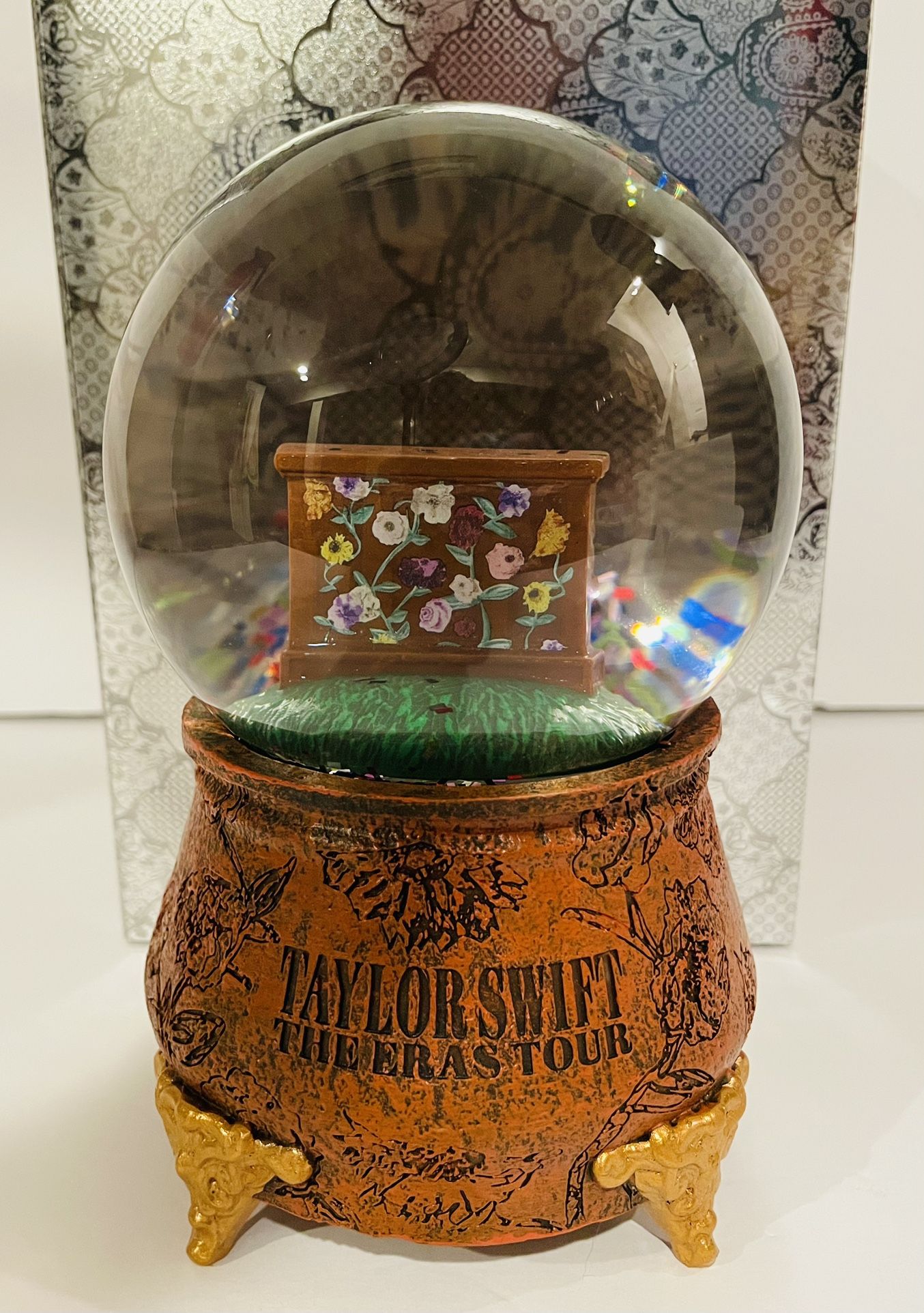 TAYLOR SWIFT | THE ERAS TOUR ACOUSTIC PIANO SNOW GLOBE,m