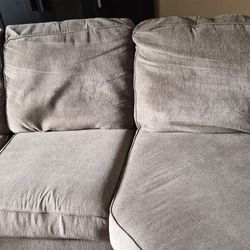 . Comfy 2-Piece Sectional Sofa 
