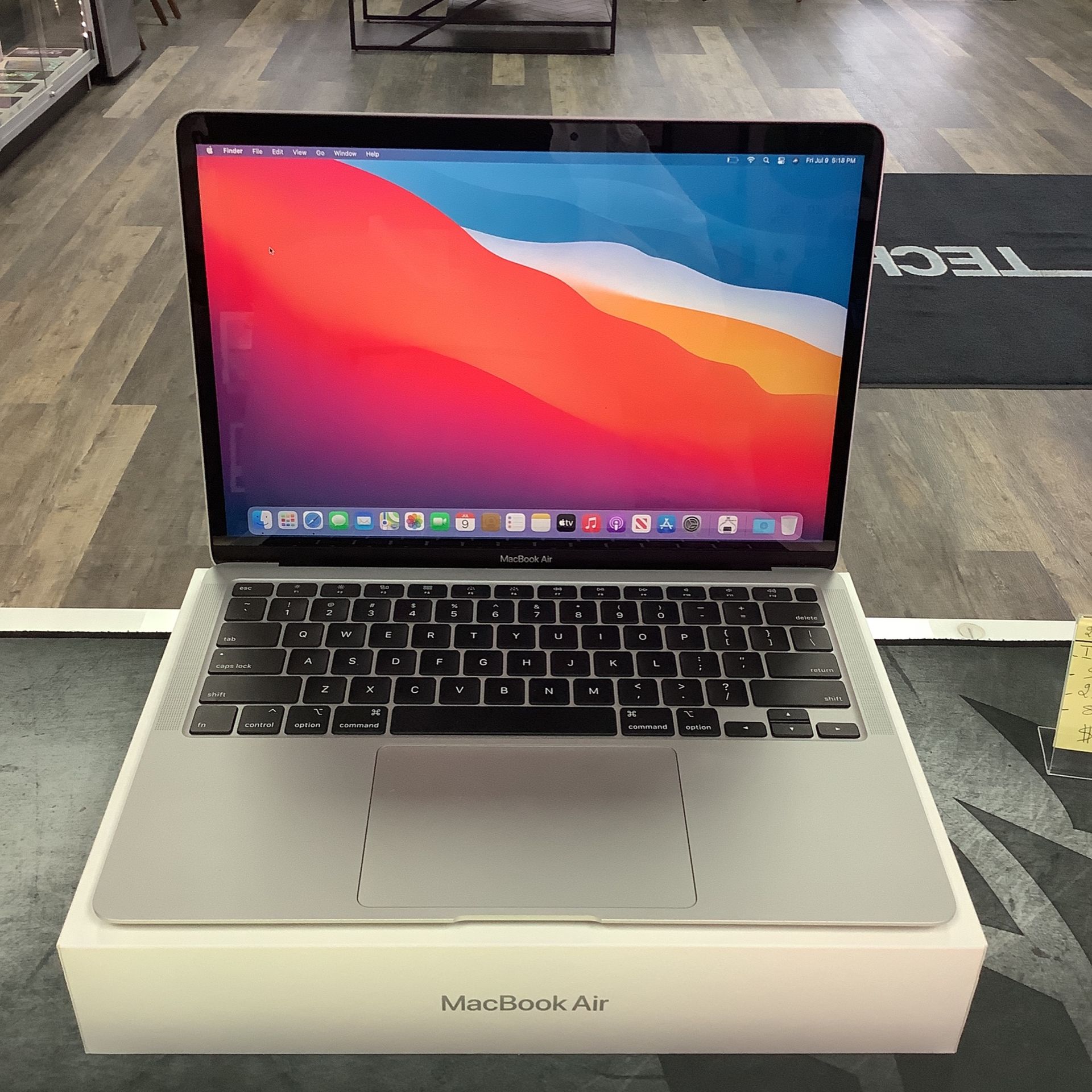 2020 MacBook Air 13” I3 Processor Silver 256GB Ssd/ 8GB Ram Great Condition