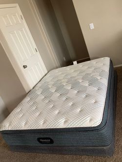QUEEN BEAUTYREST MATTRESS AND FREE BOX SPRING