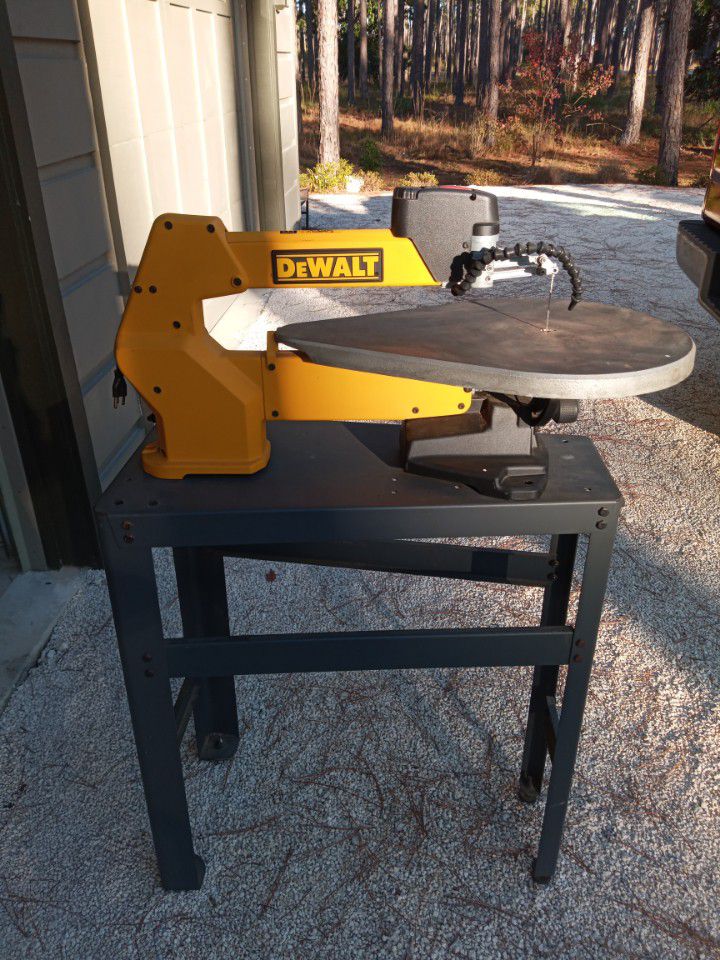 Dewalt DW788 20" (508MM) Heavy Duty Variable Speed Scroll Saw with Owner's Manual & Metal Table