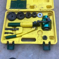 Dottie 12 Ton Hydraulic Knockout Set  Conduits to 2 1/2 inches HPTK1