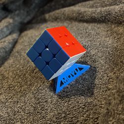 Magnetic Speed Rubix Cube with Stand!