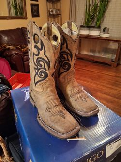 Brand New Boots Only worn Twice/ Nueva Botas Nomas Usadas 2 Veces