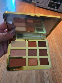 *BONUS ITEMS* Eyeshadow Palette & nail liquer by Pretty Vulgar. Plus an additional palette and What Acne? concealer included