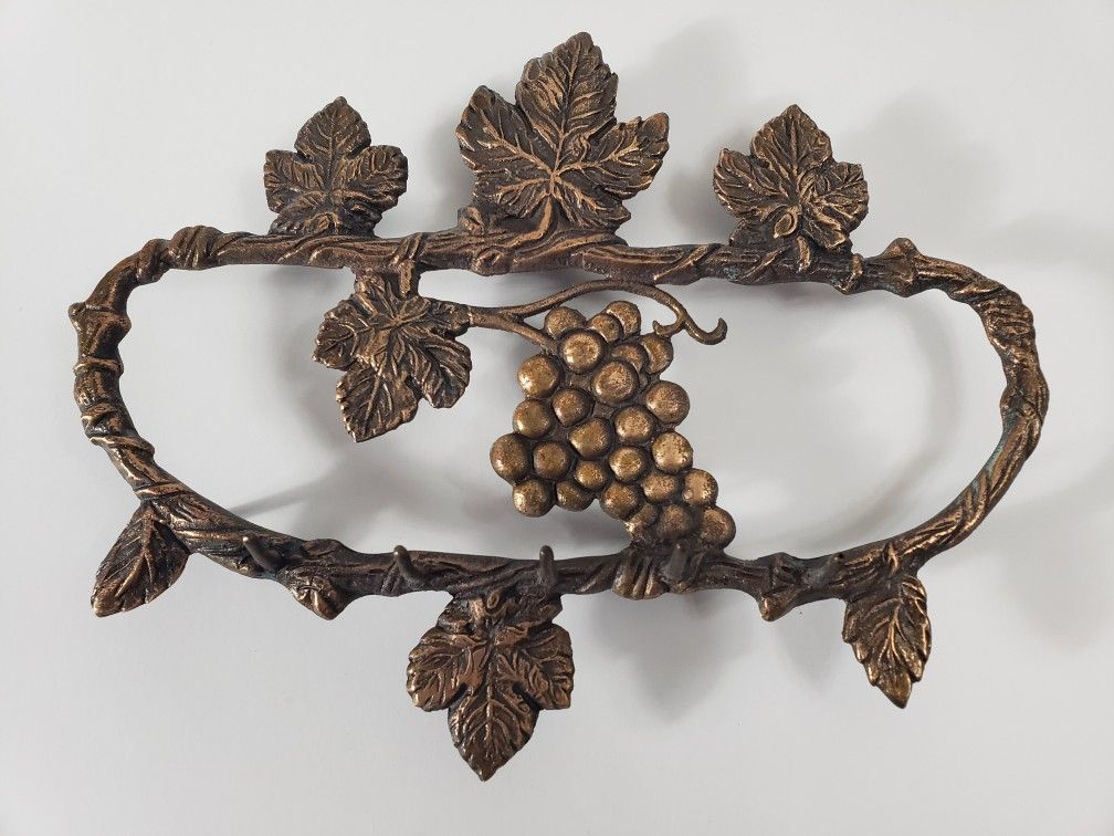 BEAUTIFUL AND GORGEOUS VINTAGE BRONZE KEY HOLDER 200gram 6in×7in