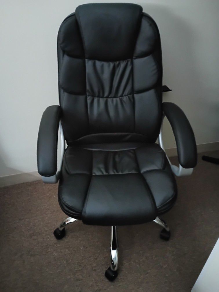 Computer Chair Still In Like New Condition 