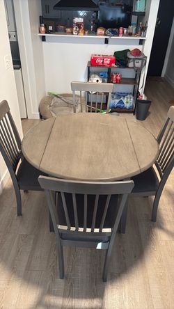 Shullden Dining Table + 4 Chairs