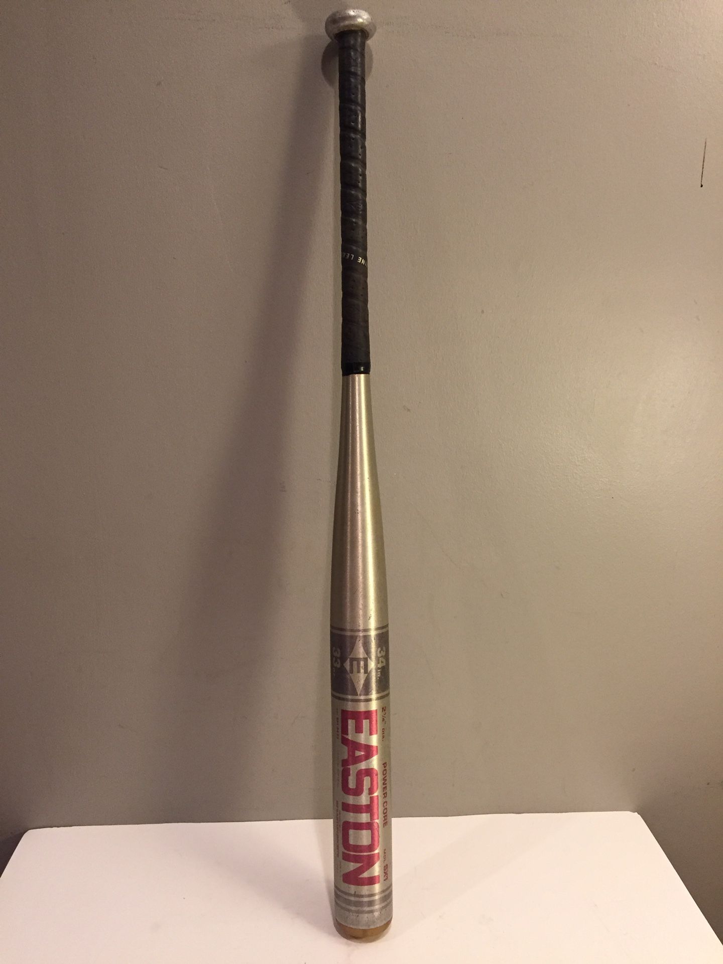 Easton 34/33 Softball Bat - 34 Inches 33 Ounces - Vintage DeBeer Clincher