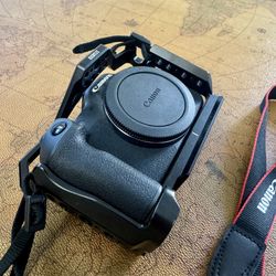 Canon R8 Full Frame With Cage Excellent Condition