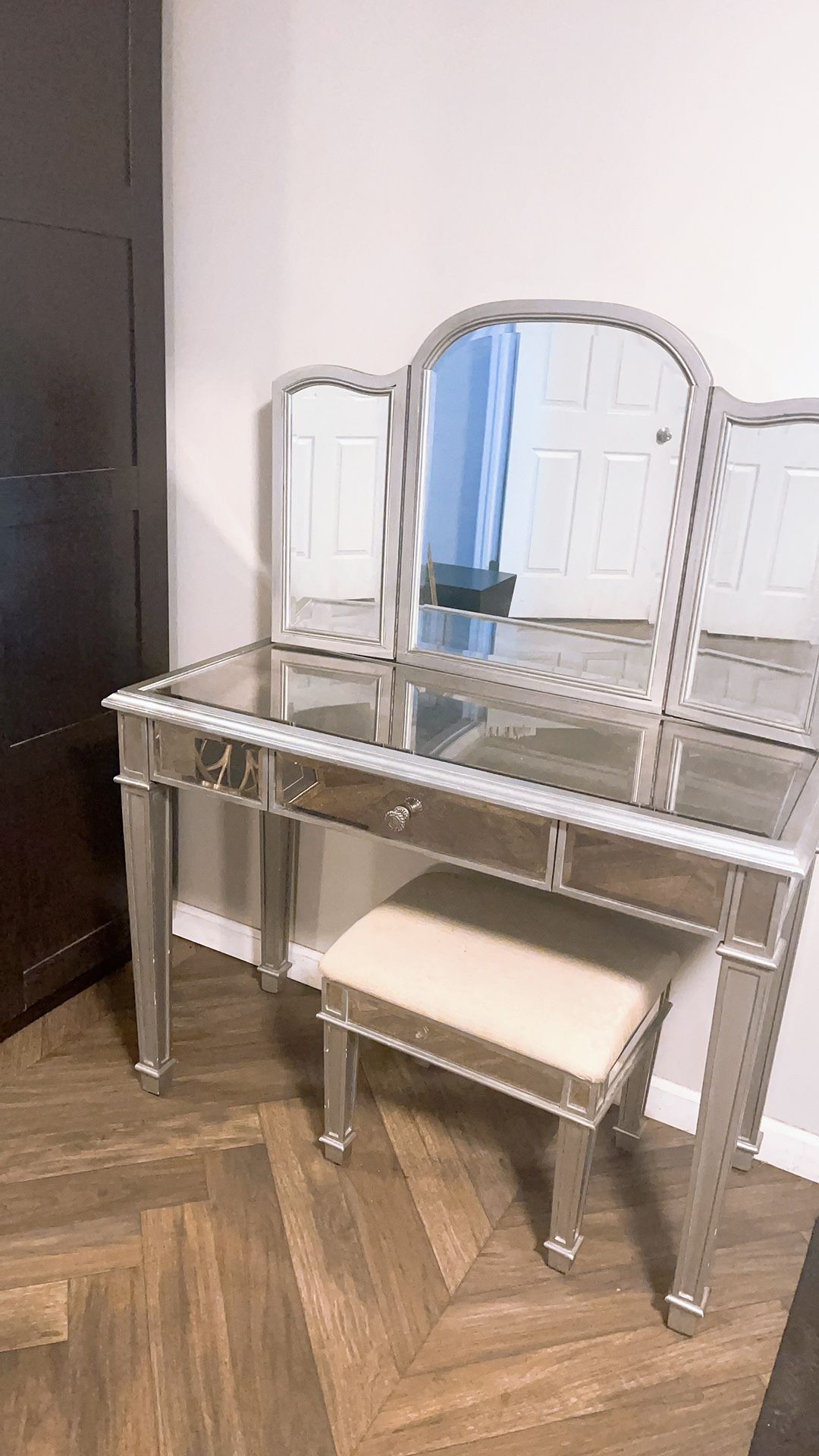 Vansity W Mirror And Stool