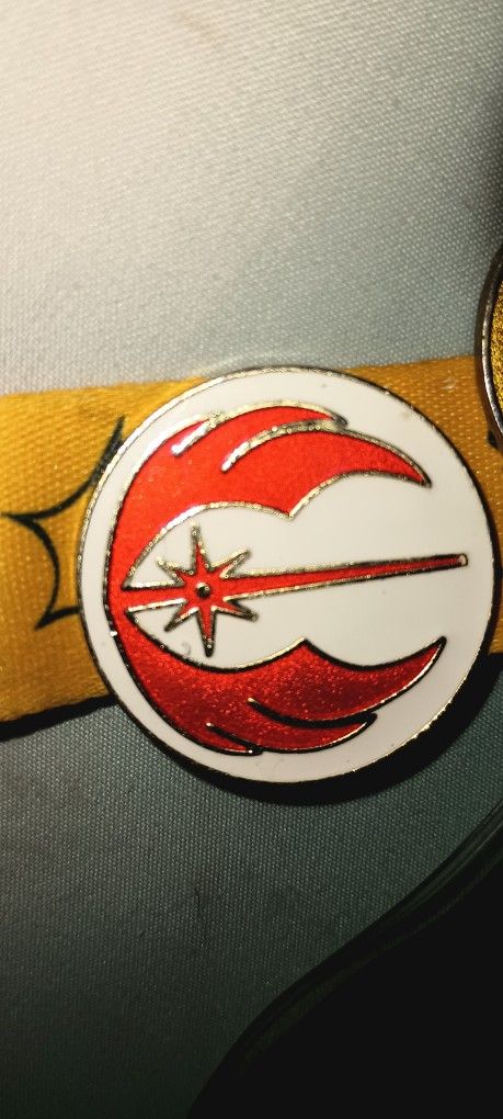 1
Disney Star Wars Lucas Films Jedi Symbol Round White Red Trading Pin 2010