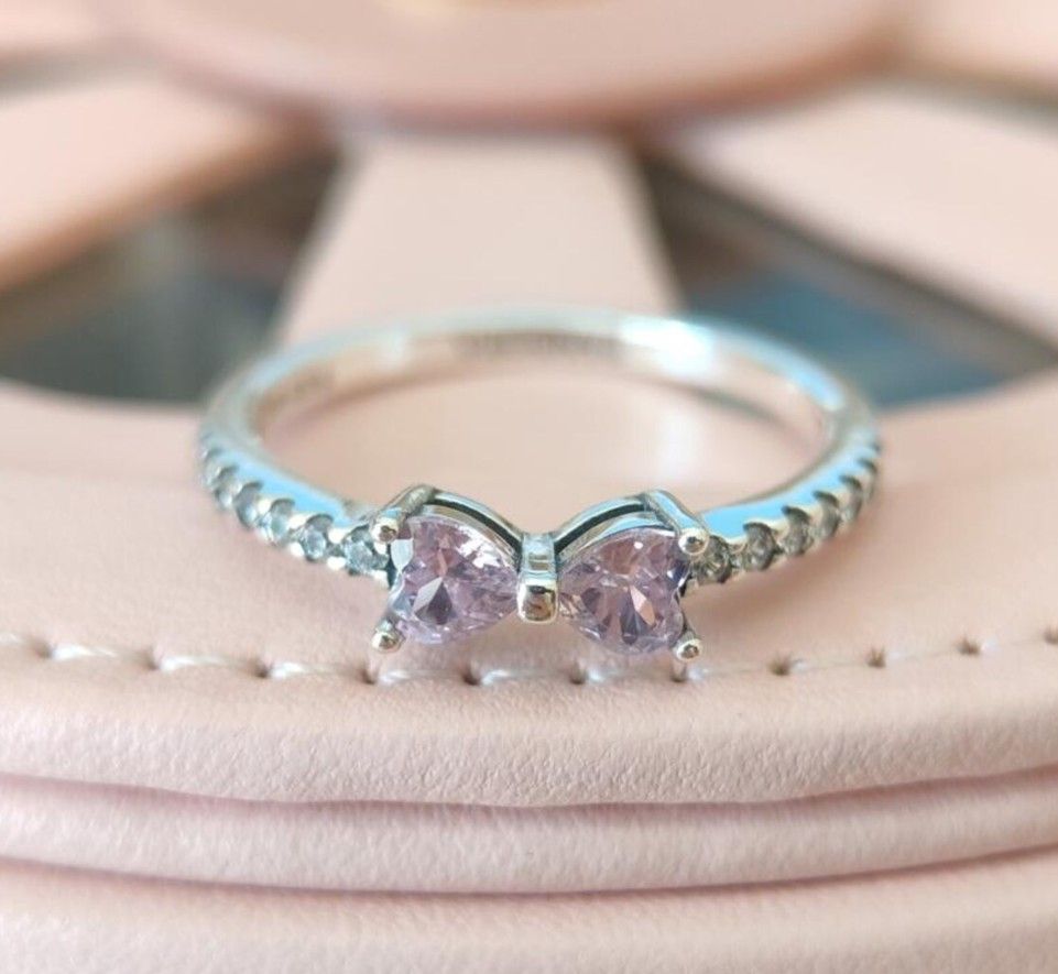A pink bow ring is suitable as a Valentine's Day gift for girlfriends