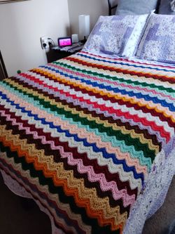 $60 - Vintage Handmade Full Size Afghan