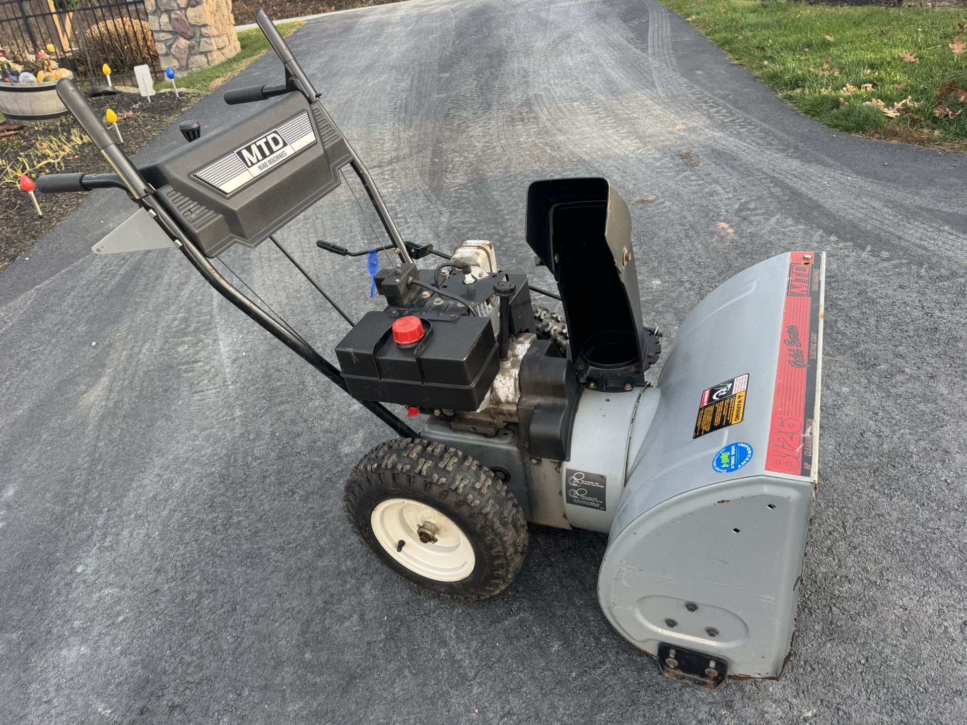 MTD Snowblower Electric Start 8hp w/ 26” Clearing Path. Good Condition. Must Pick Up
