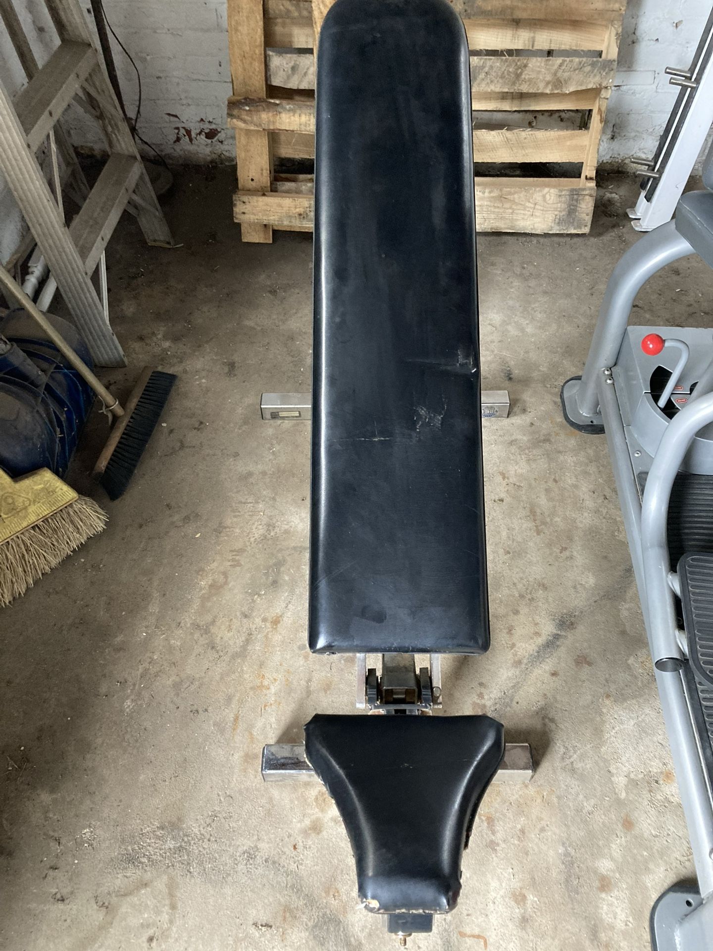 Fixed Incline Bench 