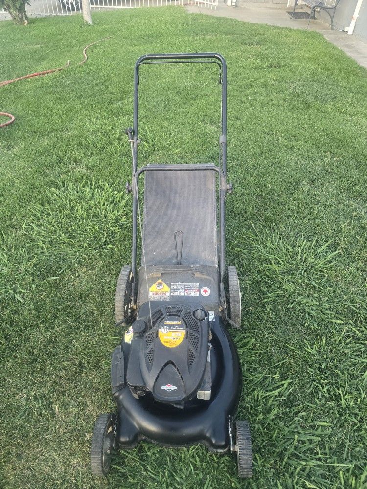 YARD MACHINES 6.75 HP PUSH LAWN MOWER
