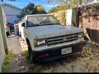 PARTING OUT Chevrolet S-10 Pickup TrucK