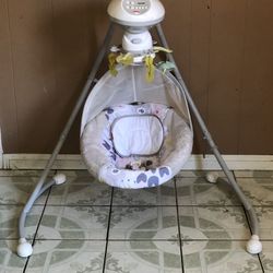 PRACTICALLY NEW GRACO BABY SWING WITH PLUG 