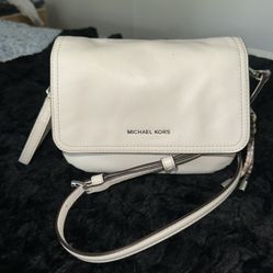 Adorable Crossbody, Michael, Kors, Leather Cream Colored Purse With Size Expander, Zipper Faux Snake 
