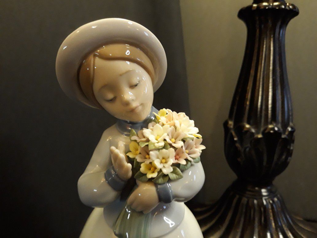 Lladro Blossom Time Figurine #6869