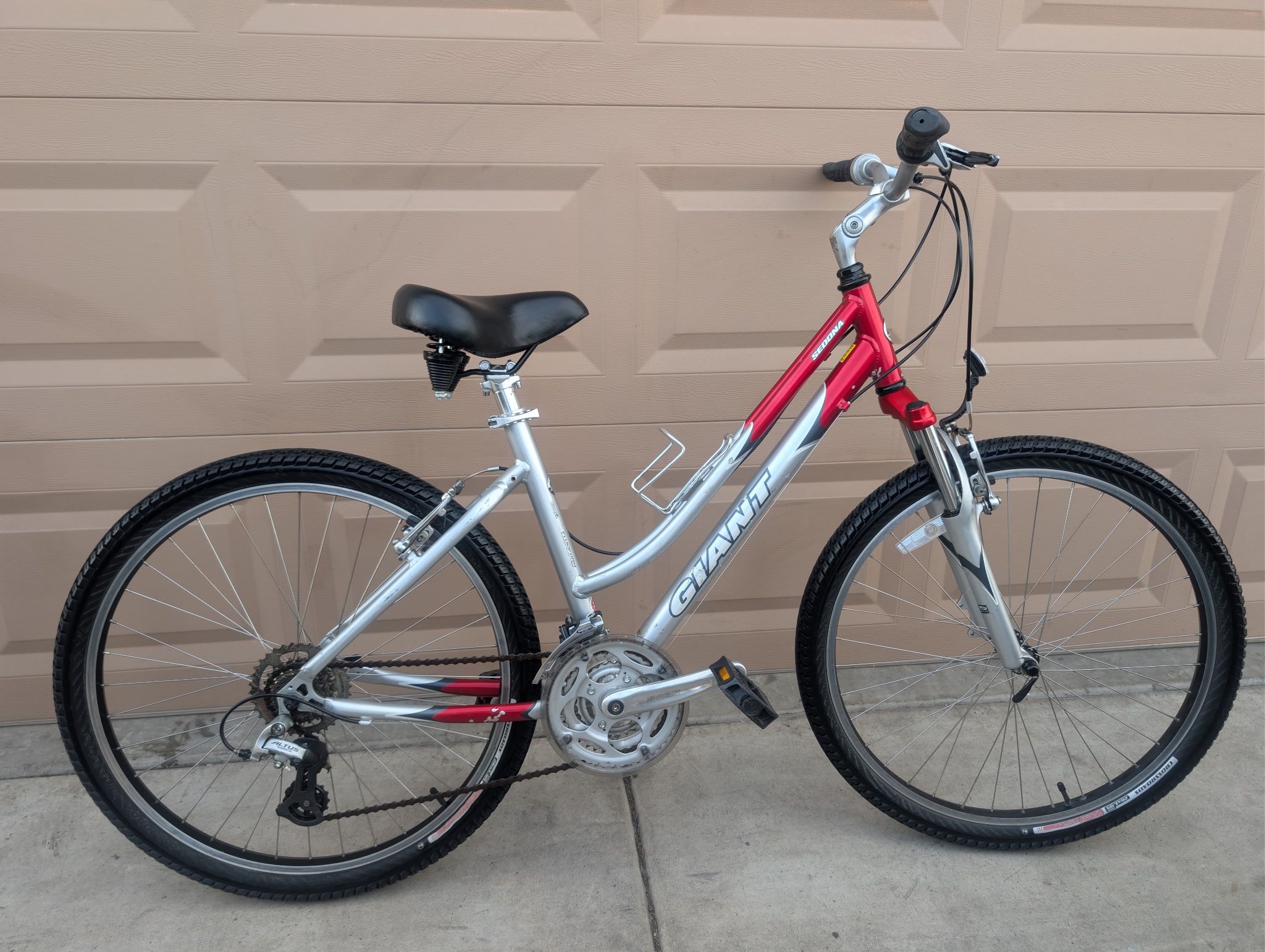 26"x2.10. GIANT SEDONA WOMEN HYBRID BIKE.(S/M).17" - comfort series-. Freshly túne up 👌🏼