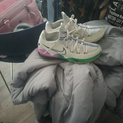 Rare LeBron 7 Low ( Glow In The Dark) Sz11