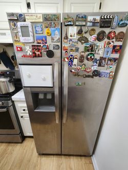 Frigidaire 22.3-cu ft Standard-Depth 33-in Wide Side-by-Side Refrigerator with Ice Maker Stainless Steel )