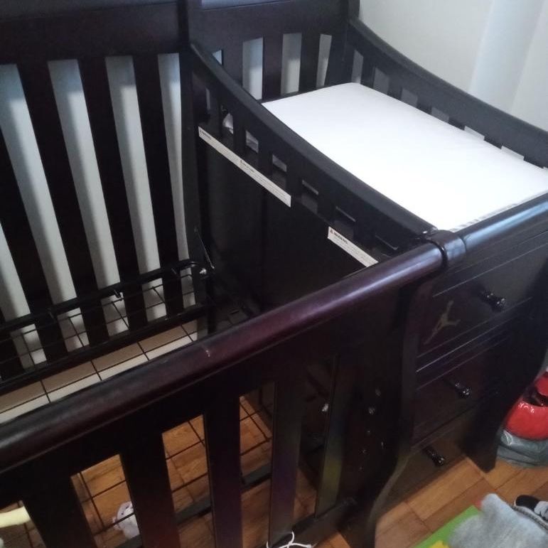 Baby Crib / Toddler Bed 