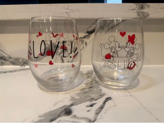 2 wine glasses Mickey Mouse and Minnie Mouse