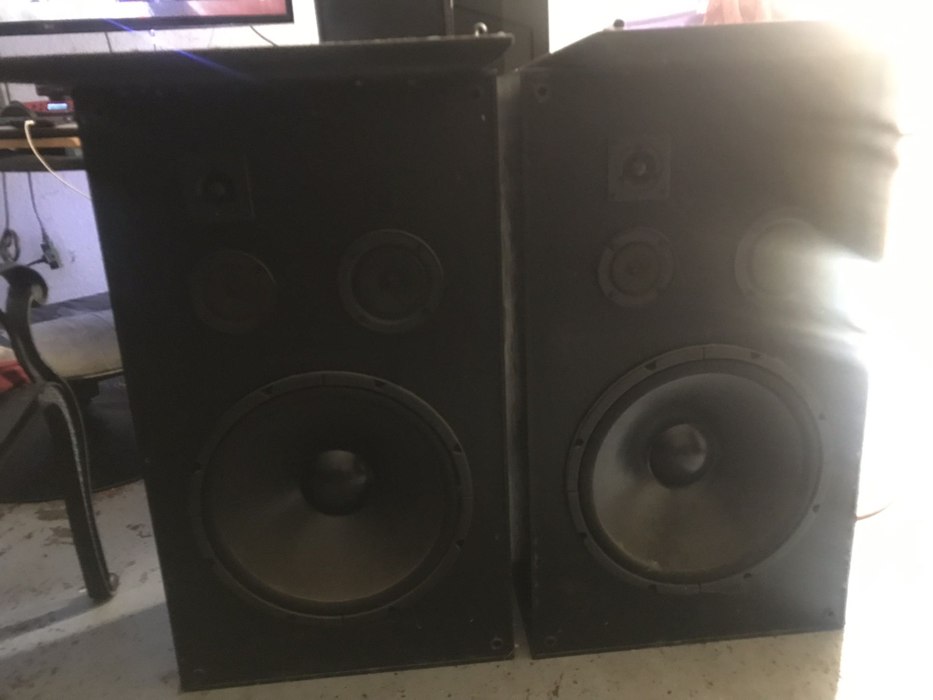 KLH 915b Tall Speakers (300 Watts ) Send Offers