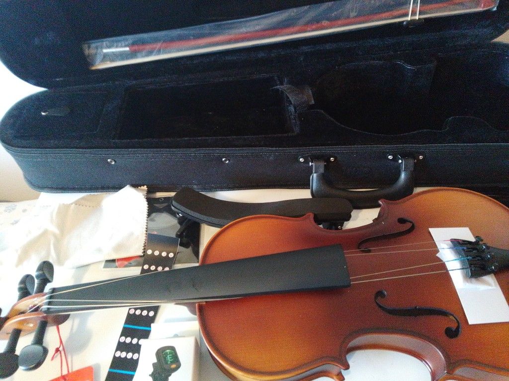 3/4 size violin.__brand new--$75 (Vancouver Washington orchards)