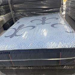 QUEEN SIZE STEARNS & FOSTER LUX ESTATE HYBRID MATTRESS & BOX SPRING BED SET