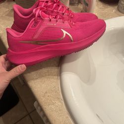 7.5 Pink Nikes Like New. If Posted I Have Them 