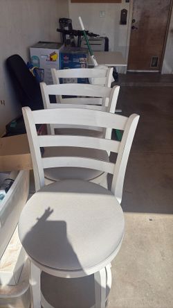 3 counter height barstools