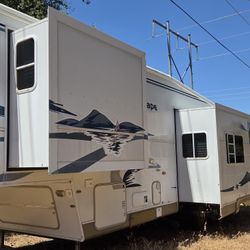 2005 32 Ft Fifth Wheel