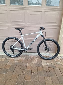 GIANT TALON 2 MOUNTAIN BIKE 29 ER 1 X 9 SPEED( CHECK MY OTHER BIKES)