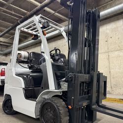 UNICARRIER/NISSAN forklift 5500 lb, 3 stage, side shift 
