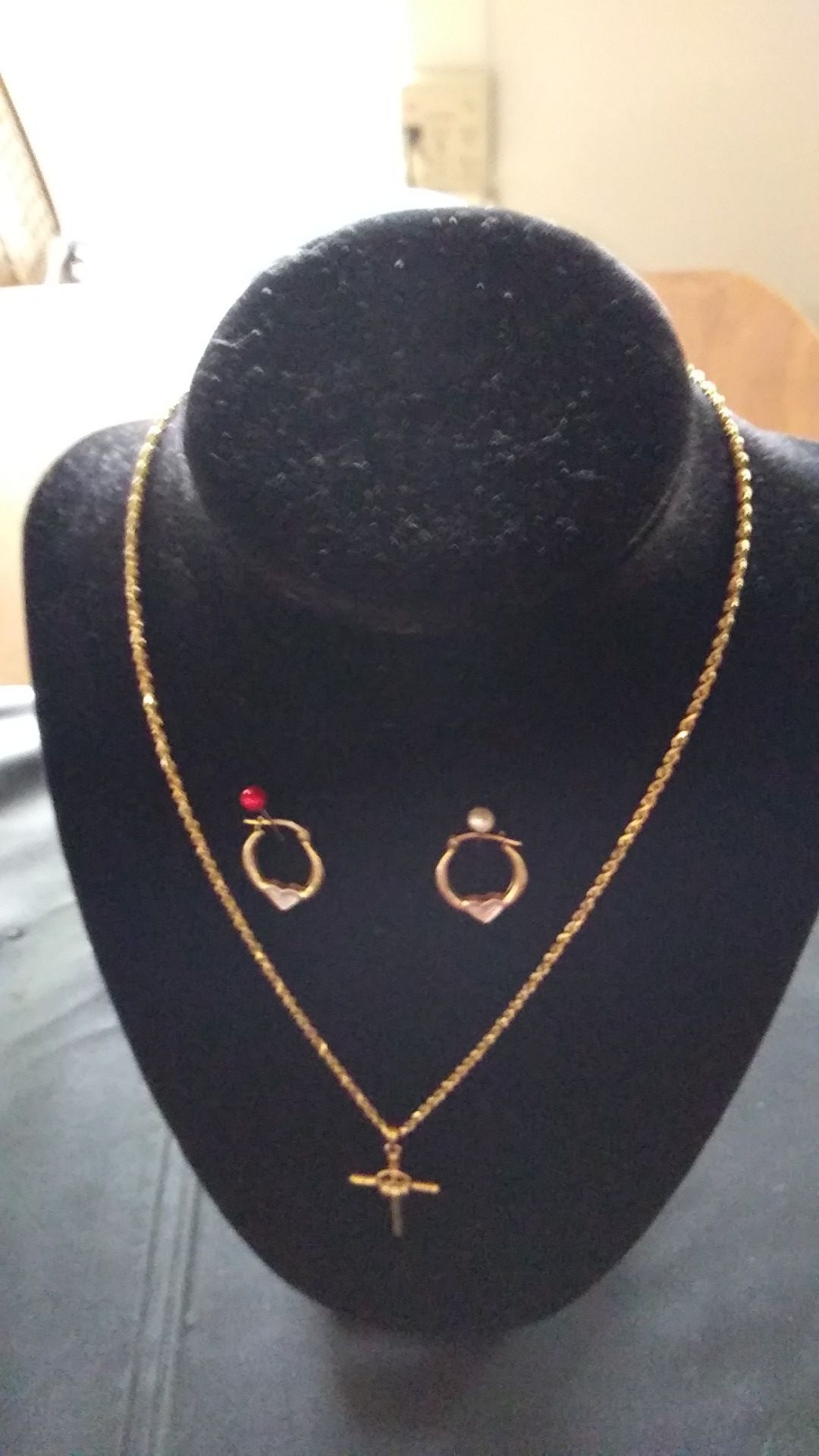 10k gold chain 16 inches and pendant and earings