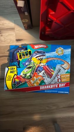 Hot Wheels N4739 SHARKBITE BAY Fold & Go Pop Up Playset 2008 New In Box